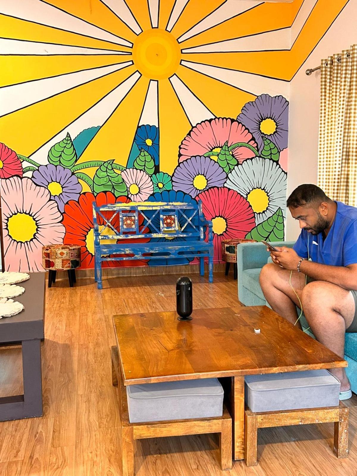 Whiite Panda - Backpacker In Delhi Greater Kailash Hotel 3*